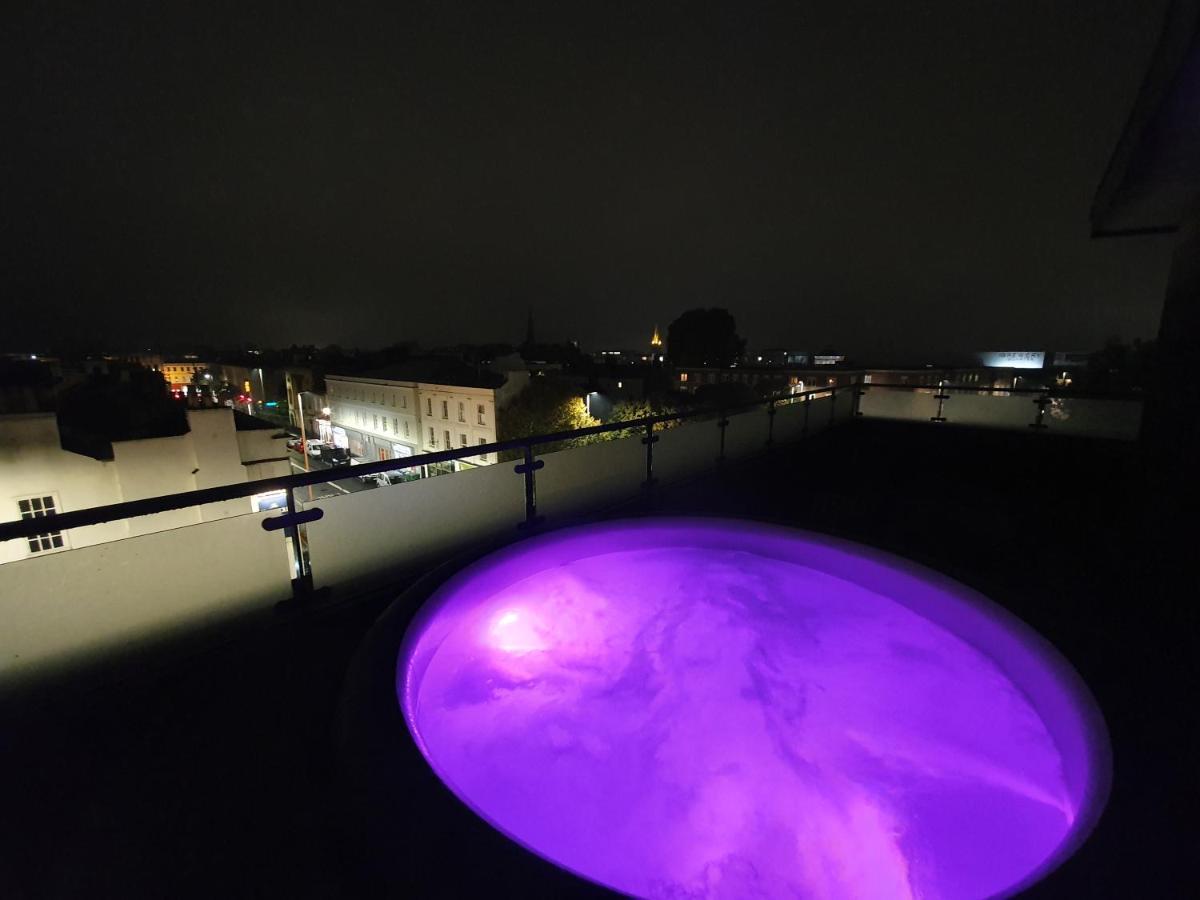 Central Penthouse With Hot Tub & Views 23 เชลเทนแฮม ภายนอก รูปภาพ