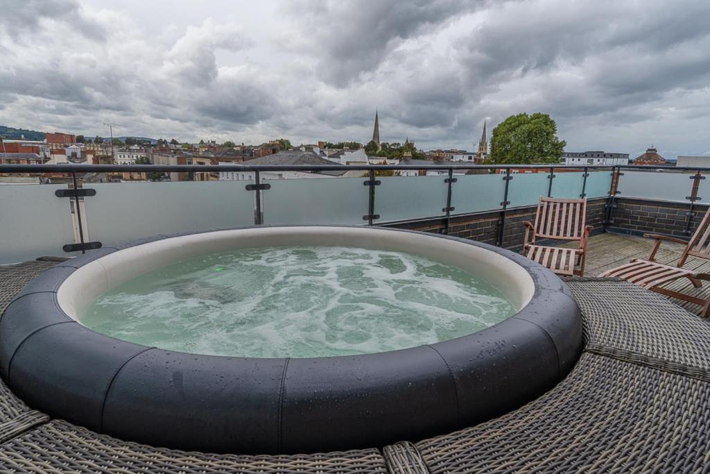 Central Penthouse With Hot Tub & Views 23 เชลเทนแฮม ภายนอก รูปภาพ
