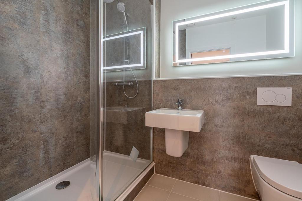 Central Penthouse With Hot Tub & Views 23 เชลเทนแฮม ภายนอก รูปภาพ