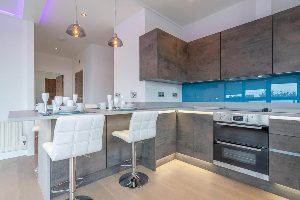 Central Penthouse With Hot Tub & Views 23 เชลเทนแฮม ภายนอก รูปภาพ