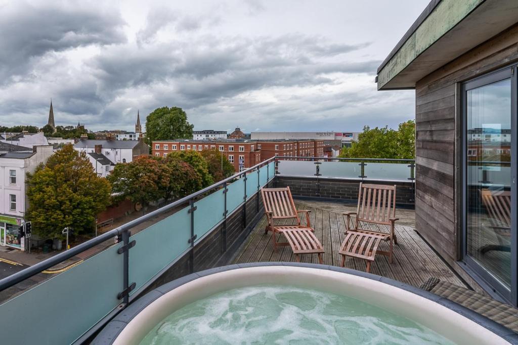 Central Penthouse With Hot Tub & Views 23 เชลเทนแฮม ภายนอก รูปภาพ