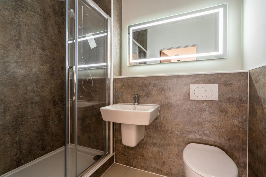 Central Penthouse With Hot Tub & Views 23 เชลเทนแฮม ภายนอก รูปภาพ
