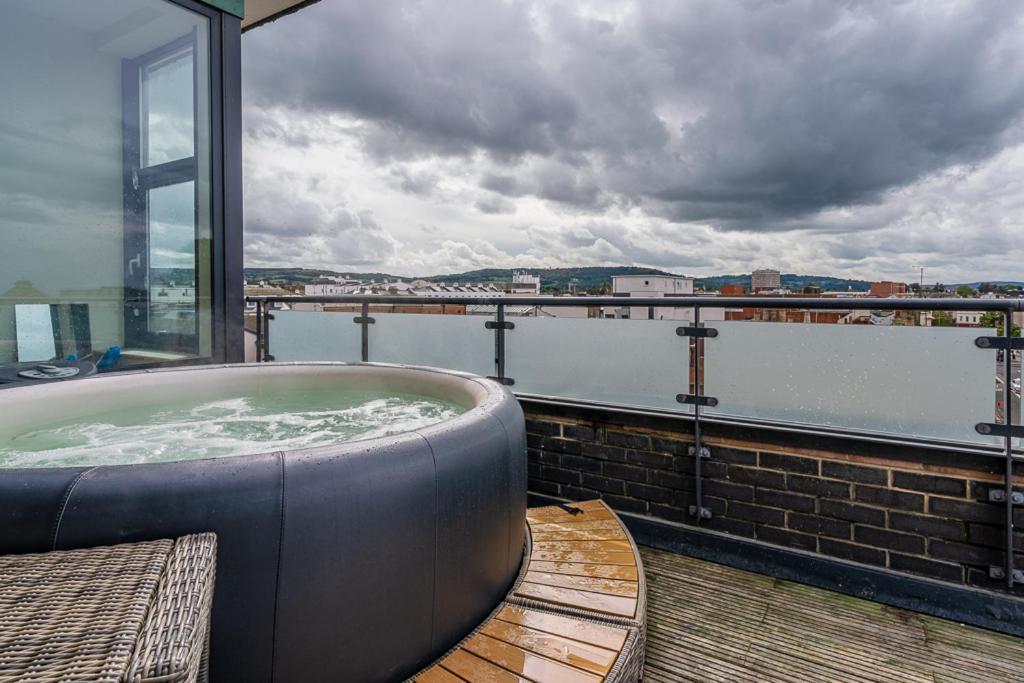 Central Penthouse With Hot Tub & Views 23 เชลเทนแฮม ภายนอก รูปภาพ